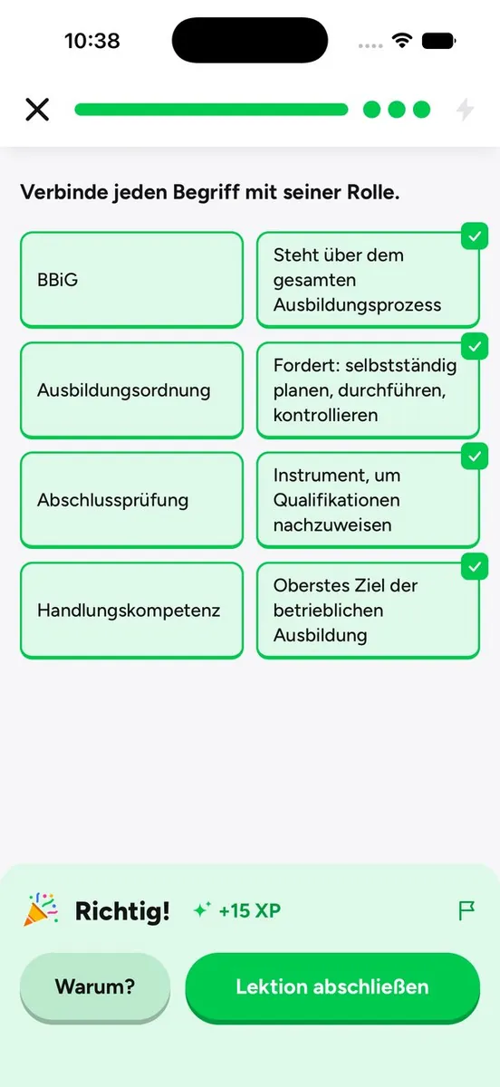 App-Bildschirm einer Lektion: Begriffe wie BBiG und Abschlussprüfung werden ihrer Rolle zugeordnet, alle Paare sind richtig, unten steht „Richtig! +15 XP“.