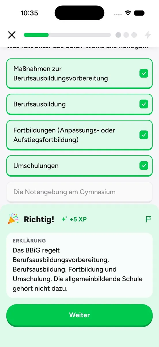 App-Bildschirm mit richtig beantworteter Mehrfachauswahl und der Erklärung „Warum?“ darunter.